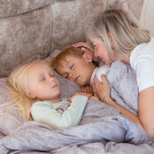 Parent putting kids to sleep, children and baby sleep seminar and therapy
